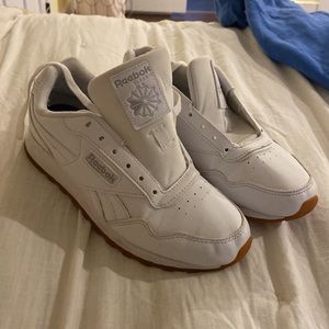 Reebok classic shoes size 6 comes with laces!